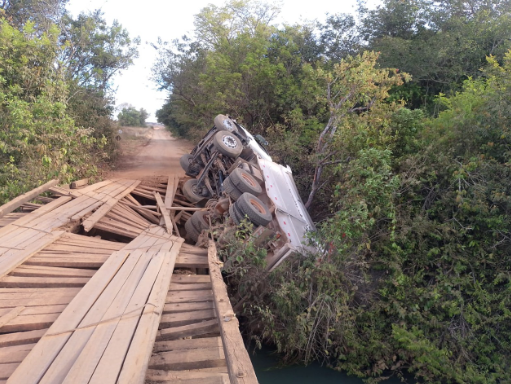 Imagem de compartilhamento para o artigo Ponte não aguenta peso de caminhão, cede e deixa veículo pendurado em Cassilândia da MS Todo dia